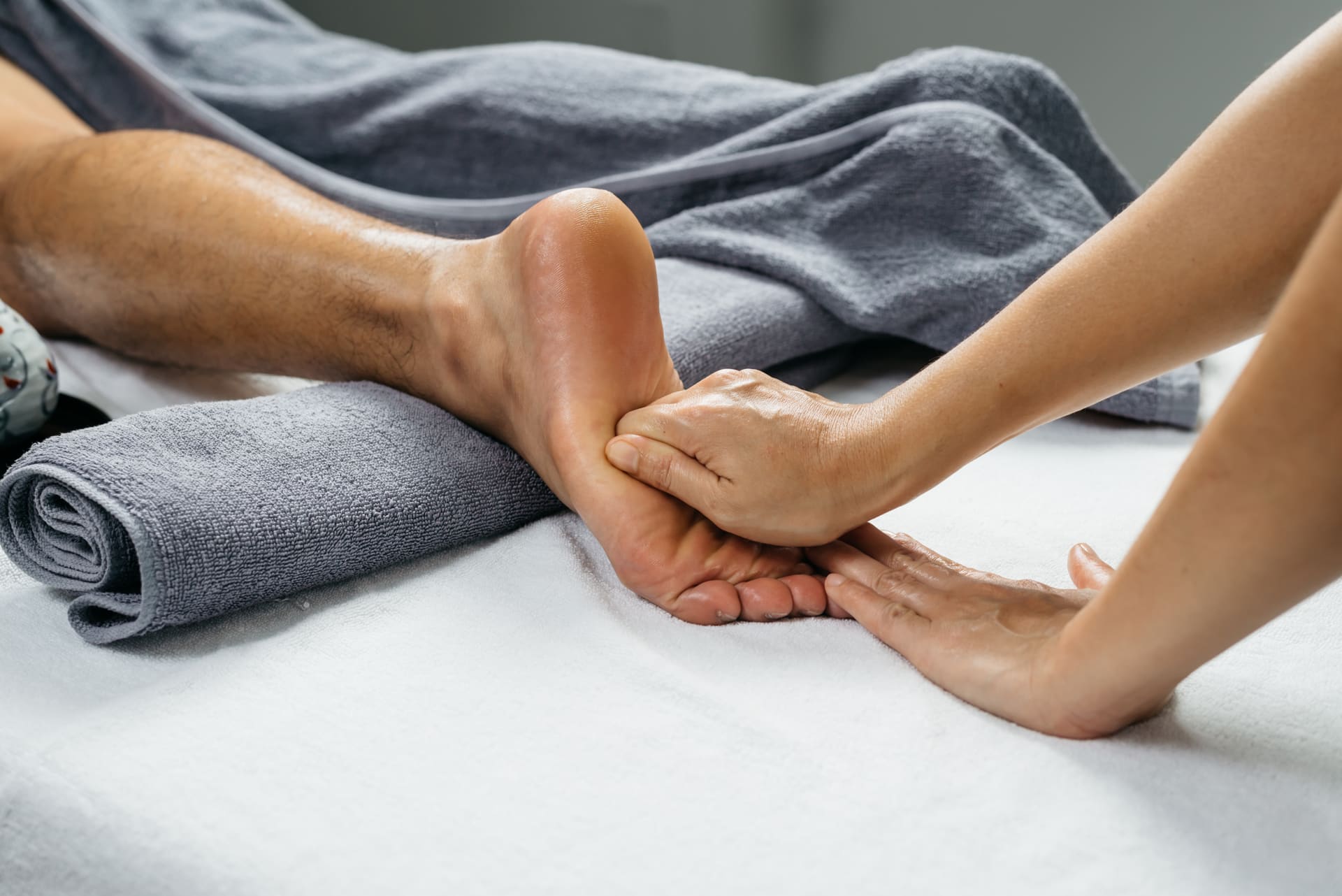 Voetmassage waarbij de masseuse de wreef en voetzool bewerkt
