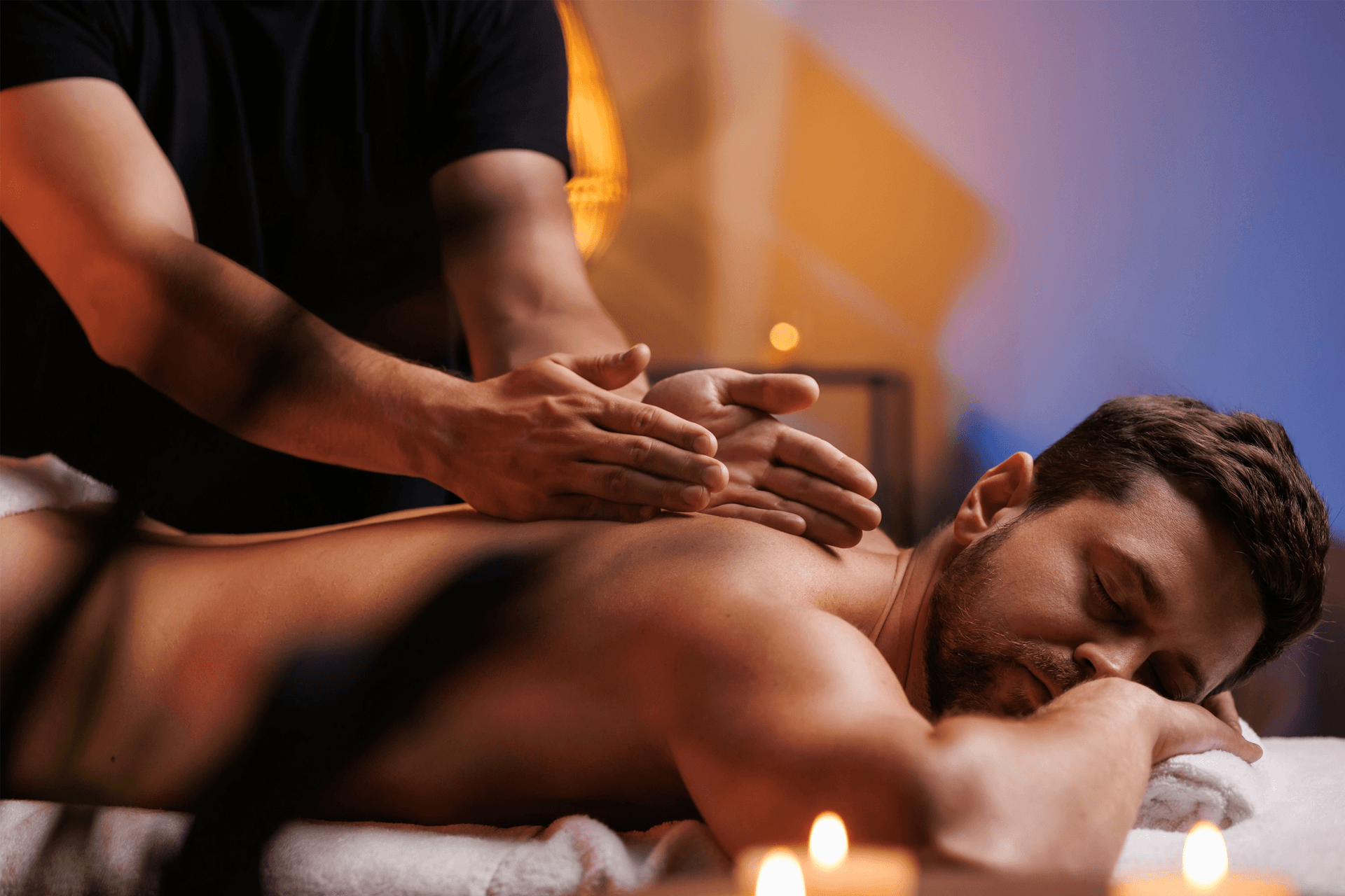Rugmassage bij kaarslicht in een warm verlichte behandelkamer